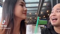 Aksi kocaknya juga ditampilkan saat berada di sebuah restoran. Bersama istrinya ia berakting seolah keracunan minuman yang dipesan. Foto: Instagram/steven.kurniawan