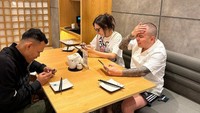 Steven Kurniawan tak pernah lupa menyambangi restoran enak disela-sela waktu streamingnya. Bersama istri dan timnya ia menyambangi sushi di restoran Jepang yang terkenal. Foto: Instagram/steven.kurniawan