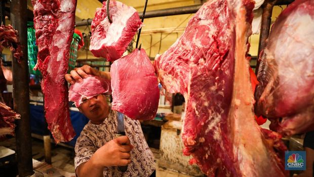 Suasana penjualan daging sapi di Pasar Kebayoran Lama, Jakarta, Jumat (6/10/2023). (վ/Tri Susilo)