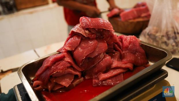 Suasana penjualan daging sapi di Pasar Kebayoran Lama, Jakarta, Jumat (6/10/2023). (CNBC Indonesia/Tri Susilo)
