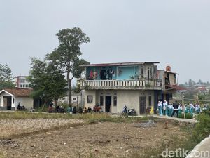 Jasad Dini Diduga Korban Penganiayaan Anak Anggota DPR Tiba di Sukabumi
