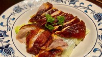 Menu andalannya ada bebek panggang ukuran Quarter Duck (Rp 105.000). Semua bebek panggang di sini sudah melalui proses masak selama 18 jam.   Foto: detikFood