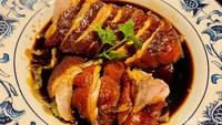 Menu Quarter Duck ini dilengkapi dengan saus hoisin buatan Suck My Duck yang tidak terlalu kental dengan aroma harum dan rasa manis gurih. Foto: detikFood