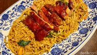 Lalu ada menu Regular Duck On Noodle (Rp 95.000) yang disajikan di atas piring saji yang panjang dan porsinya yang bisa disantap 3-4 orang. Foto: detikFood