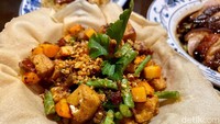 Terakhir ada menu pelengkap yaitu Duck Tofu Stringbeans (Rp 49.000) disajikan dengan mangkok dari kulit pangsit yang bisa dimakan. Foto: detikFood
