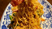 Bagian atas mie keriting dilengkapi dengan topping bebek panggang yang disajikan tanpa saus hoisin.  Foto: detikFood
