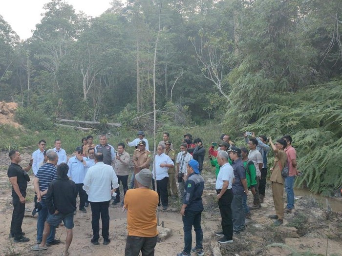 Kunjungan Komisi II DPR RI itu dihadiri Wakil Ketua Komisi II DPR RI, Junimart Girsang (Fraksi PDIP), bersama Anggota Komisi II Endro Suswantoro Yahman (Fraksi PDIP), Mohammad Toha (Fraksi PKB), Guspardi Gaus (Fraksi PAN) dan Ibnu Mahmud Bilalludin (Fraksi PAN).
