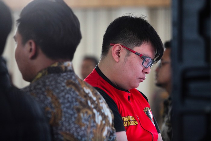 Gregorius Ronald Tannur ditetapkan sebagai tersangka penganiayaan kekasihnya, Dini Sera Afrianti alias Andini (27) alias Dini. Ronald merupakan anak anggota DPR RI Fraksi PKB, Edward Tannur. Ini tampang Ronald saat dihadirkan dalam jumpa pers di Polrestabes Surabaya, Jawa Timur, Jumat (6/10/2023).