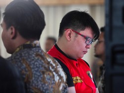Tampang Ronald saat dihadirkan dalam jumpa pers di Polrestabes Surabaya, Jawa Timur, Jumat (6/10/2023). Foto: ANTARA FOTO/DIDIK SUHARTONO