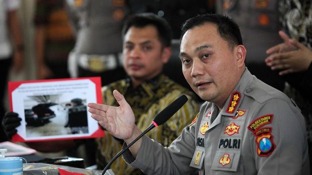 Gregorius Ronald Tannur ditetapkan sebagai tersangka penganiayaan kekasihnya, Dini Sera Afrianti alias Andini (27) alias Dini. Ronald merupakan anak anggota DPR RI Fraksi PKB, Edward Tannur. Ini tampang Ronald saat dihadirkan dalam jumpa pers di Polrestabes Surabaya, Jawa Timur, Jumat (6/10/2023).
