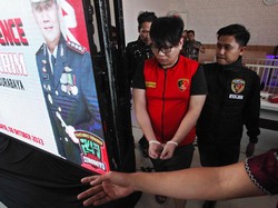 Ronald dihadirkan dalam jumpa pers di Polrestabes Surabaya, Jawa Timur, Jumat (6/10/2023). Saat ditunjukkan polisi, Ronald hanya tertunduk lesu.  Foto: ANTARA FOTO/DIDIK SUHARTONO