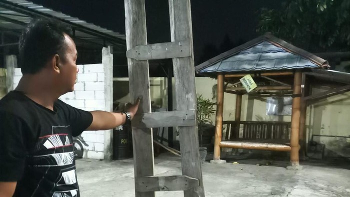 Tangga yang digunakan pelaku untuk masuk rumah korbannya