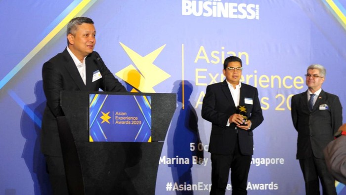 Direktur Institutional Banking Bank BTN Hakim Putratama menerima penghargaan dari Contributing Editor Charlton Media Group (CMG) Singapore Simon Hyett dalam ajang The Asian Experience Award 2023 yang diselenggarakan The Asian Business Review di Singapura, Kamis (5/10) Malam. Dalam ajang tersebut Bank BTN meraih dua penghargaan pada ketegori Indonesia Service Experience of the Year atas transformasi layanan kredit dan Indonesia Partner Experience of the Year atas transformasi layanan nasabah dengan digital ekosistim perumahan yang dibangun perseroan.