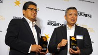Direktur Institutional Banking Bank BTN Hakim Putratama menerima penghargaan dari Contributing Editor Charlton Media Group (CMG) Singapore Simon Hyett dalam ajang The Asian Experience Award 2023 yang diselenggarakan The Asian Business Review di Singapura. 