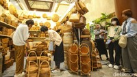 Sejumlah pengunjung dari luar negeri juga berbelanja produk kerajinan buatan perajin Indonesia.  