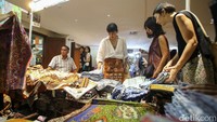 Kain batik juga berhasil menyedot perhatian pengunjung dari luar negeri.  