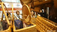 Pengunjung luar negeri tampak berbelanja sejumlah kerajinan di Inacraft on October 2023.  