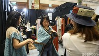 Para pengunjung luar negeri ini juga tertarik dengan kain, batik hingga kerajinan tangan lainnya  