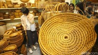 Beberapa kerajinan seperti batik, fesyen muslim, tenun, produk dekorasi rumah, dan berbagai kerajinan tangan dapat ditemukan di Inacraft.  