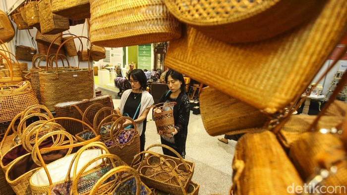 Pameran Inacraft on October 2023 digelar di JCC, Senayan, Jakarta, pada 4-8 Oktober 2023. Tidak hanya WNI, WNA juga berbelanja kerajinan di pameran tersebut.