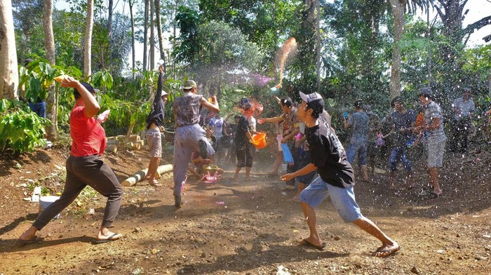 Tradisi Perang Dawet Cendol meminta hujan Warga berdoa bersama saat tradisi Perang Dawet Cendol untuk meminta hujan di tengah perkebunan kopi Desa Kemiriombo, Gemawang , Temanggung, Jateng, Jumat (6/10/2023). Tradisi Perang Dawet Cendol diawali dengan Shalat Istisqa (shalat meminta hujan) karena sudah empat bulan warga kesulitan mendapat air akibat kemarau panjang. ANTARA FOTO/Anis Efizudin/nym.