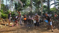 Tak hanya itu, warga juga menggelar tradisi untuk meminta hujan. Seperti warga di Desa Kemiriombo, Gemawang, melakukan tradisi Perang Dawet Cendol di tengah perkebunan kopi. (ANTARA FOTO/Anis Efizudin)