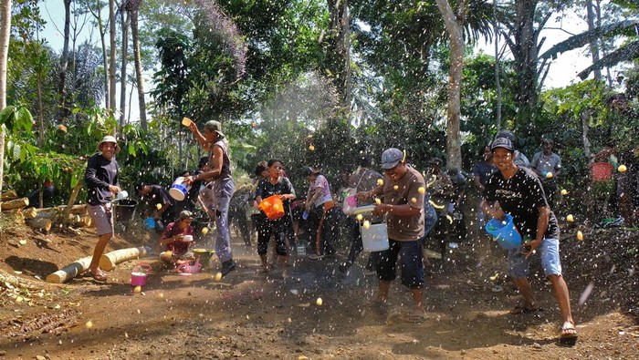 Tradisi Perang Dawet Cendol meminta hujan Warga berdoa bersama saat tradisi Perang Dawet Cendol untuk meminta hujan di tengah perkebunan kopi Desa Kemiriombo, Gemawang , Temanggung, Jateng, Jumat (6/10/2023). Tradisi Perang Dawet Cendol diawali dengan Shalat Istisqa (shalat meminta hujan) karena sudah empat bulan warga kesulitan mendapat air akibat kemarau panjang. ANTARA FOTO/Anis Efizudin/nym.