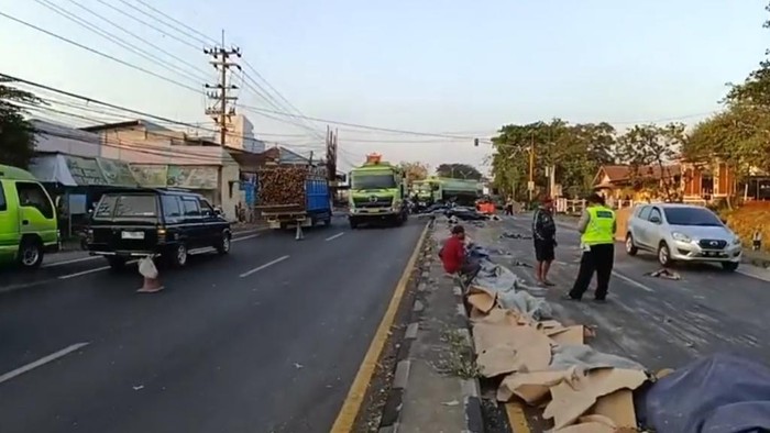 Truk tronton bermuatan kertas terguling usai menabrak truk boks di purwodadi pasuruan