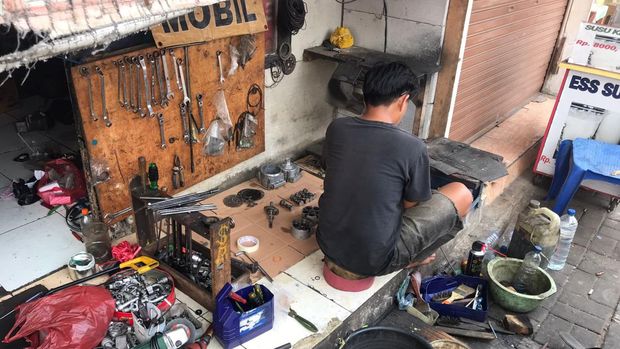 Tukang Servis Kipas dan AC Kebanjiran Order Saat Cuaca Panas Terik