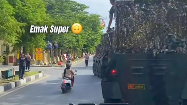 Viral, Emak-emak Terobos Konvoi Panser Anoa TNI yang Ditumpangi Irjen Haydar