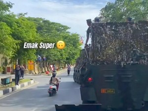 Viral Emak-emak Terobos Konvoi Panser Anoa Kodam Antar Irjen Haydar Pensiun