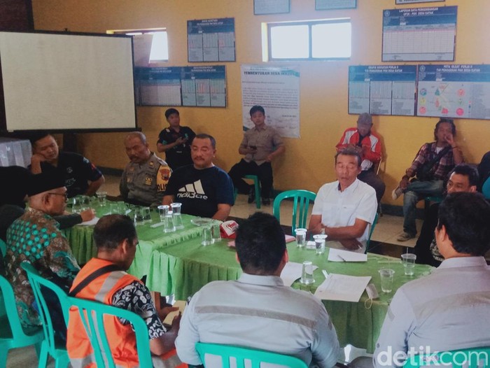 Warga beberapa desa di Kecamatan Ngawen, Klaten, memprotes proses pengerjaan proyek tol Jogja-Solo di wilayah Desa Manjung, Jumat (6/10/2023) siang.