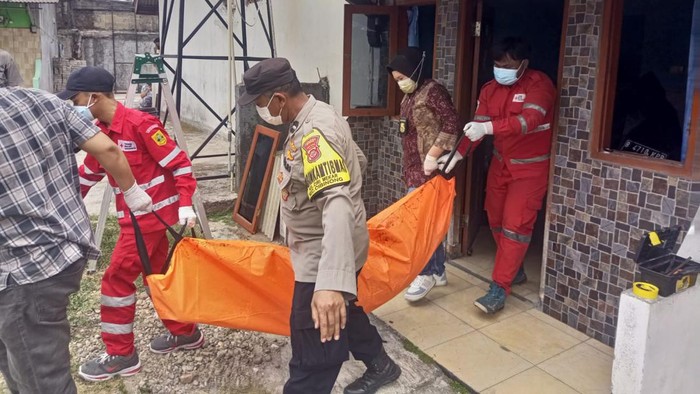 Warga Cirimekar Bogor dikejutkan dengan penemuan mayat pria. (Dok. Polsek Cibinong)