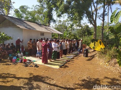 Warga Desa Kemiriombo, Kecamatan Gemawang, Kabupaten Temanggung, melaksanakan salat istisqa dilanjutkan dengan tradisi perang cendol untuk meminta hujan, Jumat (6/10/2023).