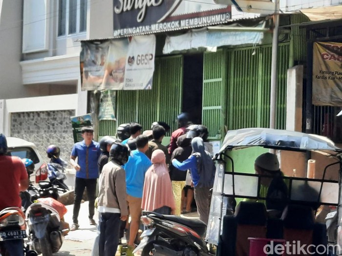 Warga di Jalan Singa, Mamajang, Makassar, antre demi membeli tabung elpiji 3 kilogram. Rania/detikSulsel