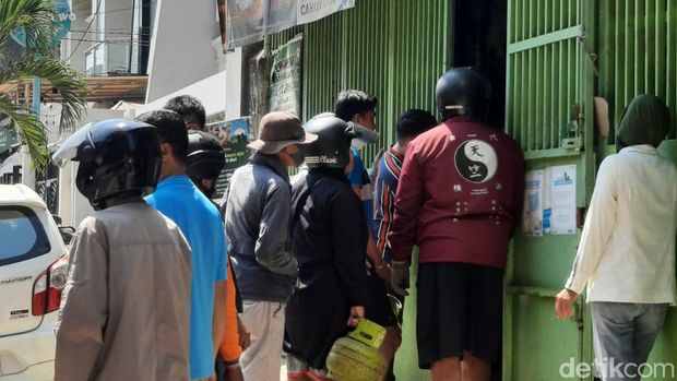 Warga di Jalan Singa, Mamajang, Makassar, antre demi membeli tabung elpiji 3 kilogram. Rania/detikSulsel