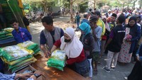 Beras SPHP dapat dikatakan beras murah karena didistribusikan ke pasar tradisional dan ritel modern dengan harga sesuai Harga Eceran Tertinggi (HET) beras medium Rp 12.500/kg. Biasanya beras SPHP dijual dalam kemasan 5 kg, jadi harganya di pasaran Rp 62.000. Foto: ANTARA FOTO/Prasetia Fauzani
