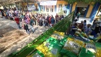 Arief mengatakan, penyaluran beras SPHP alias beras dengan harga yang murah ini akan dilaksanakan secepatnya berbarengan dengan bantuan pangan beras. Pemerintah juga akan mengutamakan distribusi SPHP ke daerah dengan harga beras yang tinggi. Foto: ANTARA FOTO/Prasetia Fauzani 