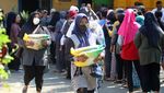 Warga Kediri Rela Antre Panjang Demi Beli Beras Murah