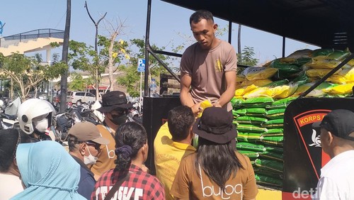Warga Labuan antre mendapatkan beras saat operasi pasar murah oleh Bulog di Marina Waterfront Labuan Bajo, Rabu (4/10/2023) (Ambrosius Ardin).