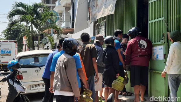 Warga Makassar antre beli tabung gas elpiji 3 kg.