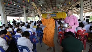 Warga Thailand Berdoa Peringati Setahun Penembakan di Penitipan Anak