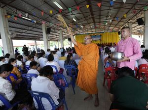 Warga Thailand Berdoa Peringati Setahun Penembakan di Penitipan Anak