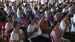 Warga Thailand Berdoa Peringati Setahun Penembakan di Penitipan Anak