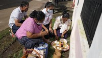 Warga berdoa di penitipan anak yang merupakan lokasi penembakan massal. Aksi mengamuk itu jadi yang paling mematikan dalam sejarah Thailand satu tahun lalu.