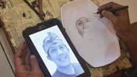 Pelukis Bagus Dian Margian (41) menyelesaikan pembuatan lukisan di piring berbahan melamin di Dian Gallery, Margamulya, Bekasi Utara, Jawa Barat, Kamis (5/10/2023).  