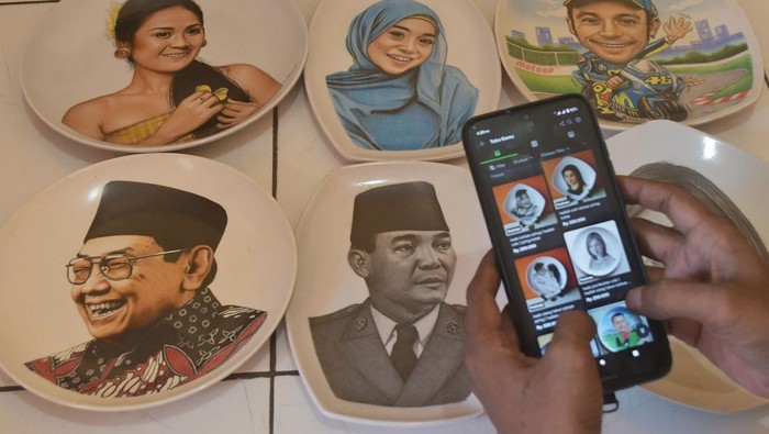 Wow! Lukisan Piring dari Bekasi Ini Tembus Luar Negeri Pelukis Bagus Dian Margian (41) menyelesaikan pembuatan lukisan di piring berbahan melamin di Dian Gallery, Margamulya, Bekasi Utara, Jawa Barat, Kamis (5/10/2023). Lukisan piring karya Dian Gallery tersebut telah dipasarkan ke luar negari seperti Hongkong, Skotlandia, dan Malaysia dengan harga jual Rp 300.000 sampai dengan Rp 1,500.000. ANTARA FOTO/Fakhri Hermasyah/YU