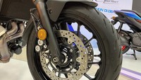 Lalu dilengkapi dengan dual front disc brakes berdiameter besar 298 mm dan ban Michelin Road 5. Foto: Luthfi Anshori/detikOto