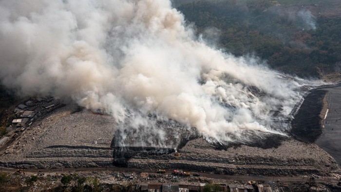 Zona Aktif TPA Jatibarang Kembali Terbakar, Begini Kondisinya Foto udara kepulan asap dari tumpukan sampah yang terbakar di tempat pembuangan akhir (TPA) Jatibarang Semarang, Jawa Tengah, Jumat (6/10/2023). Belum diketahui penyebab terbakarnya tumpukan sampah yang kembali melanda kawasan zona aktif 2 dan 3 TPA Jatibarang pada Jumat (6/10) sekitar pukul 11:30 WIB, sementara hingga pukul 18:15 WIB belasan unit mobil pemadam kebakaran dibantu dua mobil meriam air kepolisian masih terus melakukan proses pemadaman dan pendinginan di sejumlah titik api. ANTARA FOTO/ANTARA FOTO/Aji Styawan/tom.