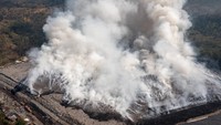 Belum diketahui penyebab terbakarnya tumpukan sampah yang kembali melanda kawasan zona aktif 2 dan 3 TPA Jatibarang pada Jumat (6/10) sekitar pukul 11:30 WIB, sementara hingga pukul 18:15 WIB belasan unit mobil pemadam kebakaran dibantu dua mobil meriam air kepolisian masih terus melakukan proses pemadaman dan pendinginan di sejumlah titik api. 